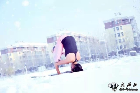 昌吉女子零下20度河畔裸身秀唯美瑜伽 昌吉女子零下20度河畔裸身秀唯美瑜伽