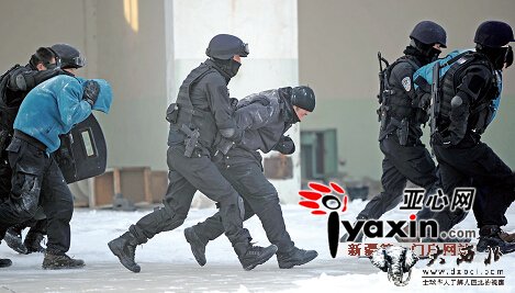 乌鲁木齐市特警演练反劫持 狙击手一枪命中 乌鲁木齐市特警演练反劫持 狙击手一枪命中