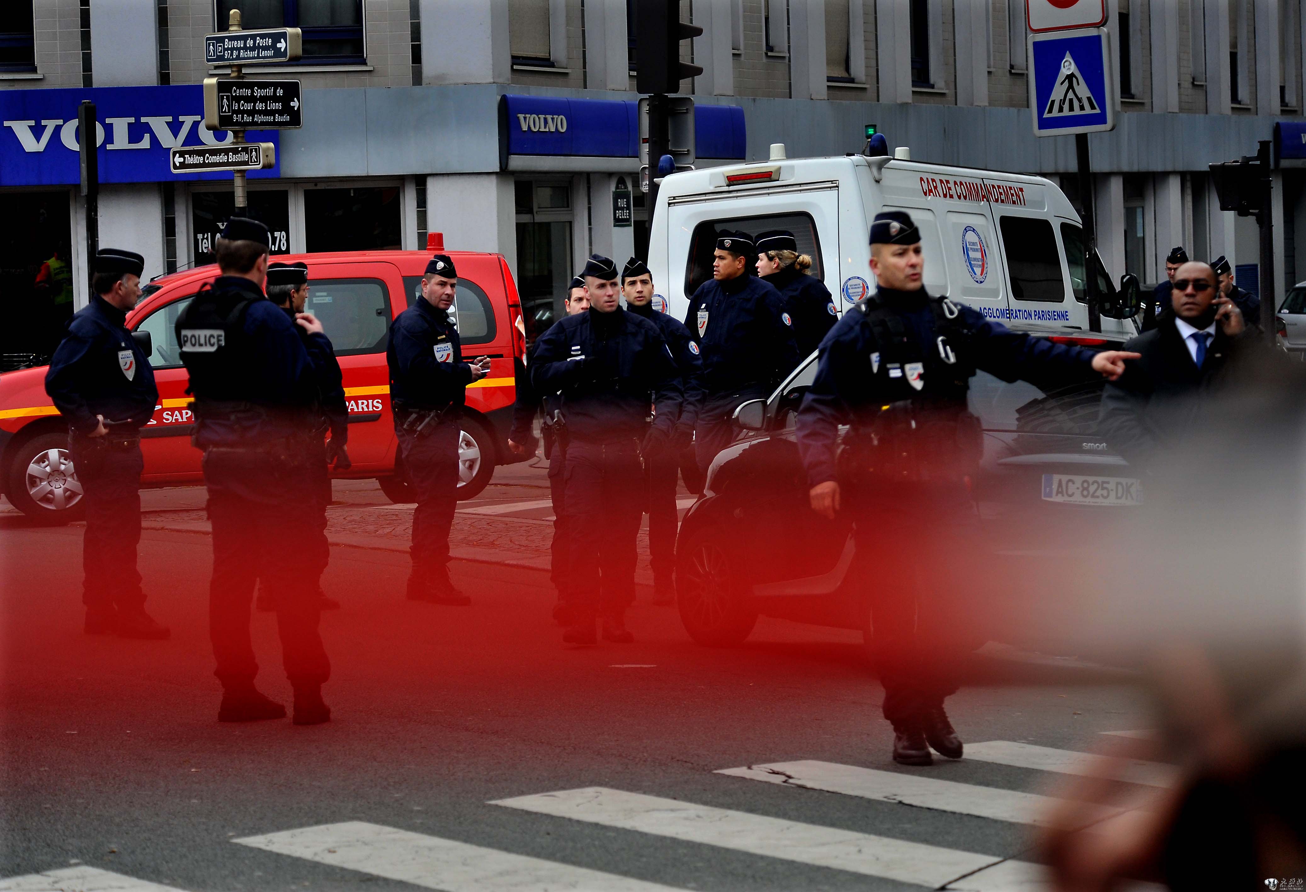 法国《沙尔利周刊》杂志社遭恐怖袭击造成１２人死亡　　