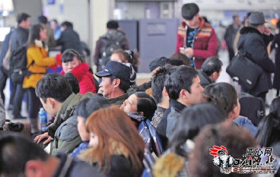 乌鲁木齐国际机场8日大雾 近八千人滞留 乌鲁木齐国际机场8日大雾 近八千人滞留