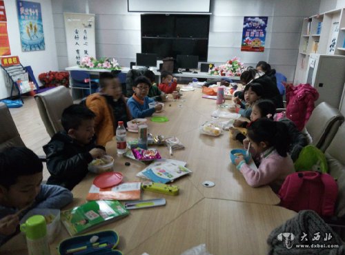 大学生志愿辅导功课 社区“妈妈”巧手做饭