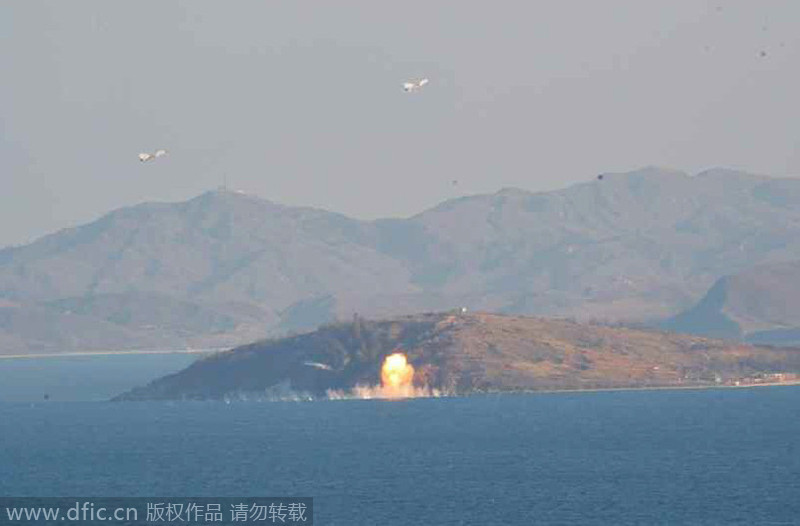 金正恩视察朝鲜海空军联合演习战机潜艇亮相