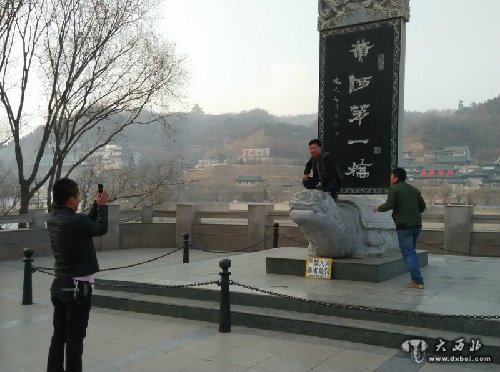 爬雕塑留影  此举不文明 