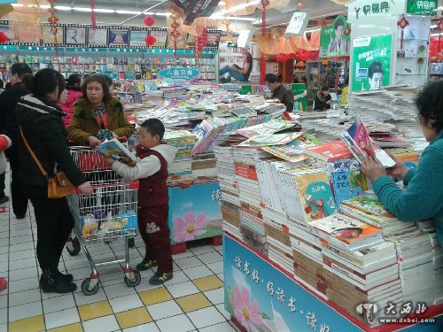 开学啦 家长学生购书忙