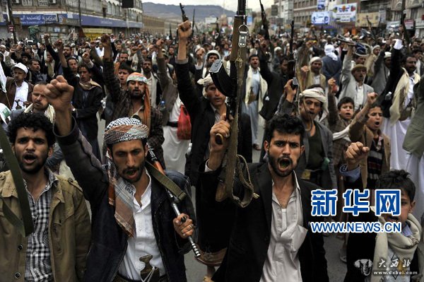3月26日，在也门首都萨那，胡塞武装组织支持者在集会中喊口号