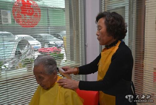 酒泉路街道爱心暖夕阳义剪为老人