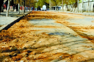 小货车运送甲醛泄漏溢洒路面西固化工街戒严2小时紧急疏散群众