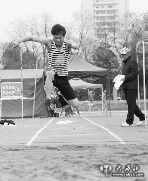 考试现场,一名考生在进行跳远测试