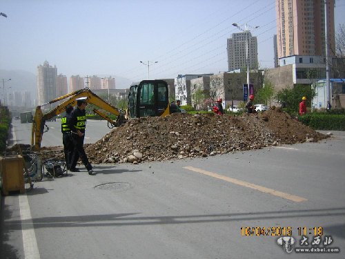 雁滩交警查获违规占道施工行为