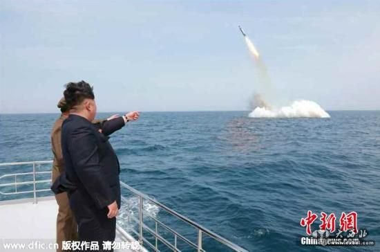 资料图:朝鲜最高领导人金正恩近期视察朝鲜新型潜水艇发射弹道导弹。金正恩来到远离陆地的发射场,下达了发射命令。此次试射证明朝鲜潜艇发射的弹道导弹各项指标完全达到最新军事科技要求。图片来源:东方IC 版权作品 请勿转载