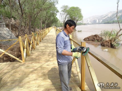 木质步道 风情线的一道风景