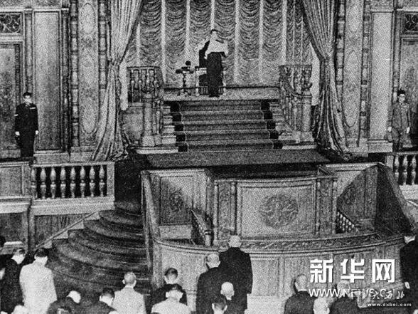 这是1945年8月14日,日本天皇向议会宣布接受《波茨坦公告》,向盟国投降