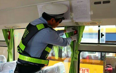 东岗:兰州城关交警校车安全大检查