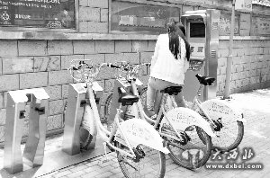 姑娘,公共自行车不是你的健身器