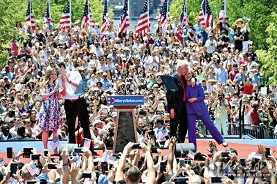 美国前国务卿希拉里·克林顿13日在纽约举行首场主要竞选集会，丈夫、女儿和女婿亮相助阵。