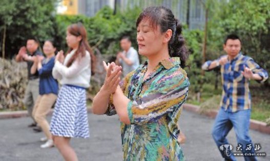 乌鲁木齐市第19中学老师课间练“气功” 乌鲁木齐市第19中学老师课间练“气功”