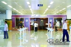 航站楼内的咖啡厅。 航站楼内的咖啡厅。