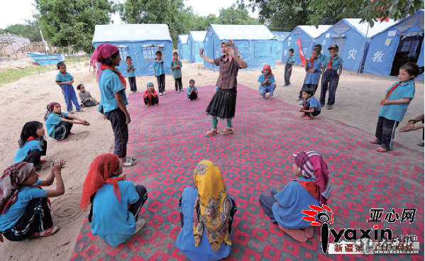 敲响坎土曼 新疆皮山县地震灾区帐篷学校开课了 敲响坎土曼 新疆皮山县地震灾区帐篷学校开课了
