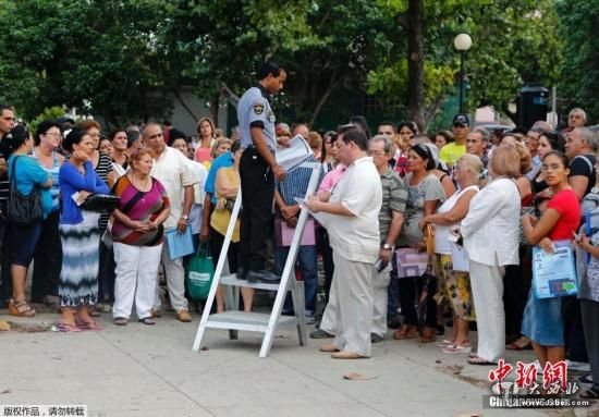 当地时间2015年7月1日，古巴哈瓦那，古巴民众在美国驻古巴利益代表处外排队等待办理签证。随着两国领导人宣布美国古巴正式重新建立外交关系，两国民众也会有更密切和频繁的交流。
