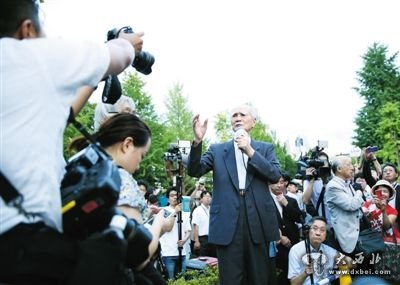 23日，91岁的日本前首相村山富市在东京街头演讲，反对日本政府强行推进安保法案。