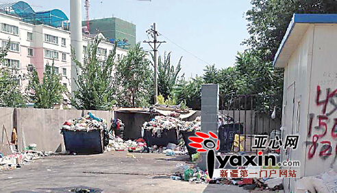 乌鲁木齐一小区门前垃圾无人清运 大热天住户不敢开窗 乌鲁木齐一小区门前垃圾无人清运 大热天住户不敢开窗