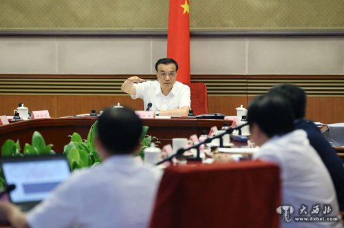 2015年7月10日,李克强总理主持召开经济形势专家和企业负责人座谈会,提出“相机调控”。新华社 姚大伟 摄 2015年7月10日,李克强总理主持召开经济形势专家和企业负责人座谈会,提出“相机调控”。新华社 姚大伟 摄