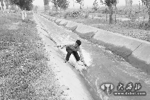 青海一载有6人的小轿车失控冲入水渠致4死2伤