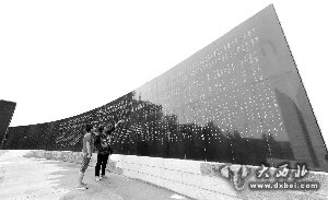 第二批航空烈士名单补刻工作即将竣工
　　现代快报记者 赵杰 摄