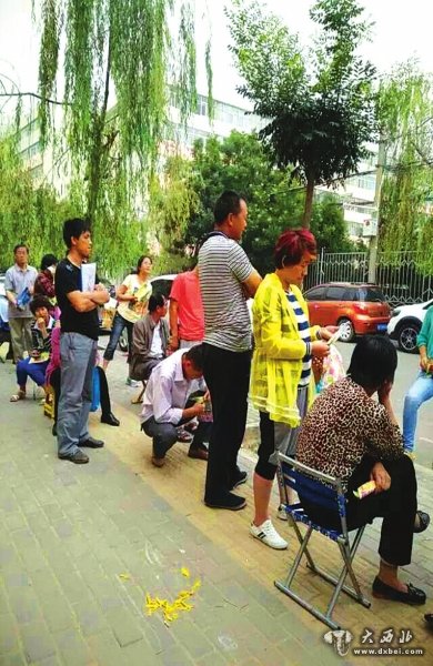 为报公立幼儿园，榆中县幼儿园门前家长通宵排队登记