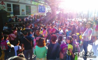 开学了小朋友见面聊得带劲小饭桌补习班抢生源