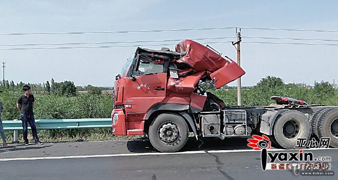 司机弓着腰开“变形金刚”上路 货车在阜康撞上限高架,驾驶员凑合开车是想省拖车费 司机弓着腰开“变形金刚”上路 货车在阜康撞上限高架,驾驶员凑合开车是想省拖车费