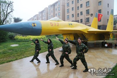 平凉:高档小区来了“飞机坦克”市民雨中围观