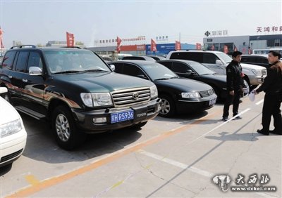 4月13日,103辆公车等待拍卖,其中超过40辆经典日系车辆,占据相当大份额。新京报记者 王贵彬 摄