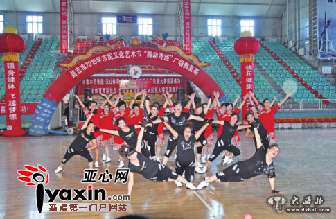 新疆昌吉市500名广场舞爱好者激情斗舞 新疆昌吉市500名广场舞爱好者激情斗舞