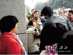 事发现场,中间男子为被打的劳先生。