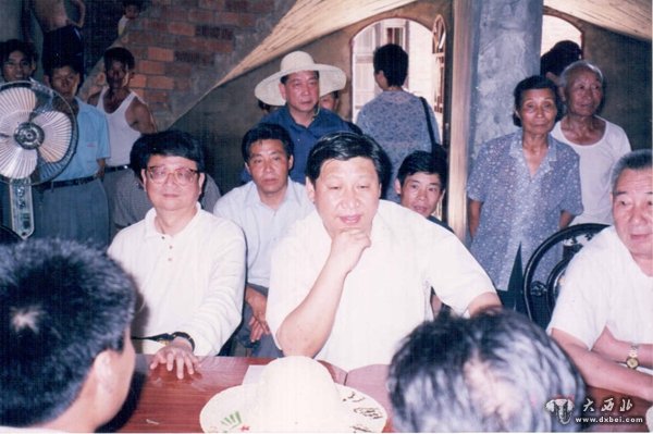 1999年6月,时任福建省委副书记习近平到福安市康厝乡东山畲村调研