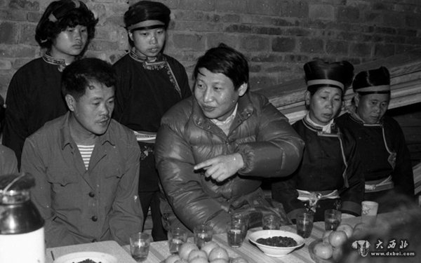 1989年春节,时任宁德地委书记习近平看望慰问蕉城区九都镇九仙山畲村在强台风中受灾的群众