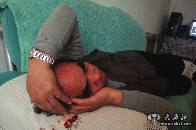 居民向众邦工地扔石块不好了!工人们冲进小区打居民