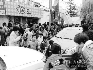 铁一小门前,学生在车流中小心穿行