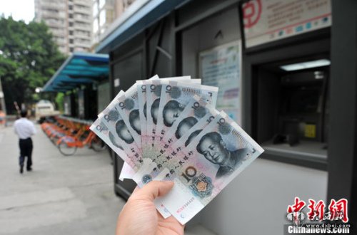 “如果是千元左右的跨行转账,都会先充值到支付宝,然后再转到相应银行账户中”,肩负3000多元月供的北京白领小李告诉中新网记者,这样操作起来方便、省时,还免去下载好几个银行客户端的麻烦。