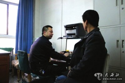 肇事者(右)接受调查