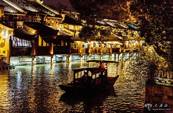 自乌镇成为世界互联网大会永久会址之后,这个位于浙江的水乡小镇在旅游之外,又获得了另一个备受瞩目的标签——互联网。