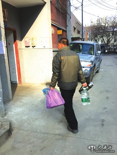 停水5天,住户只能到别处提水