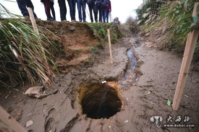 灌溉水渠已近干涸,所有水源均流向坑洞。