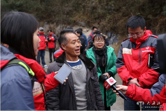 “走转改”网络媒体记者们围绕养牛基地养殖户进行采访,谈话中,这位大山中的淳朴大叔对未来充满期待