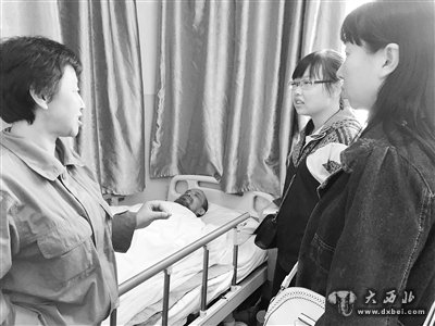 社区工作人员来医院探望翟女士(左)及其丈夫