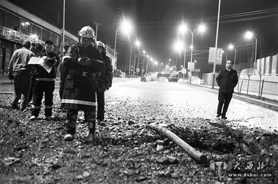 “嘶嘶”,天然气泄漏 气柱喷出数米高