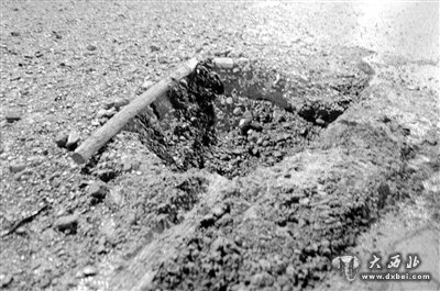 “嘶嘶”,天然气泄漏 气柱喷出数米高