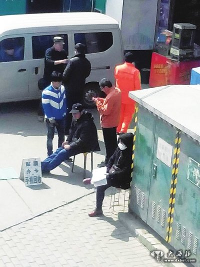 骗子(中间坐着的男子)在马路边“钓鱼”