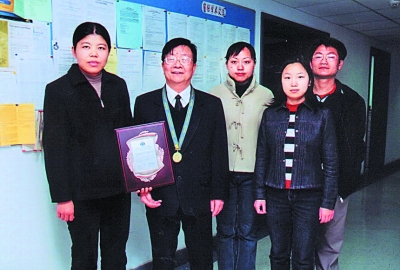 陈锡康(左二)及“全国粮食产量预测”研究组部分成员